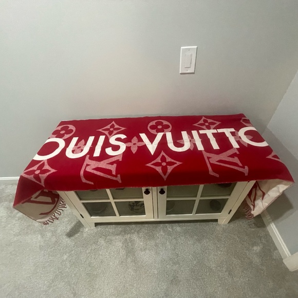 LOUIS VUITTON: Monogram Capital Scarf (M73453) - Unisex - Picture 4 of 7